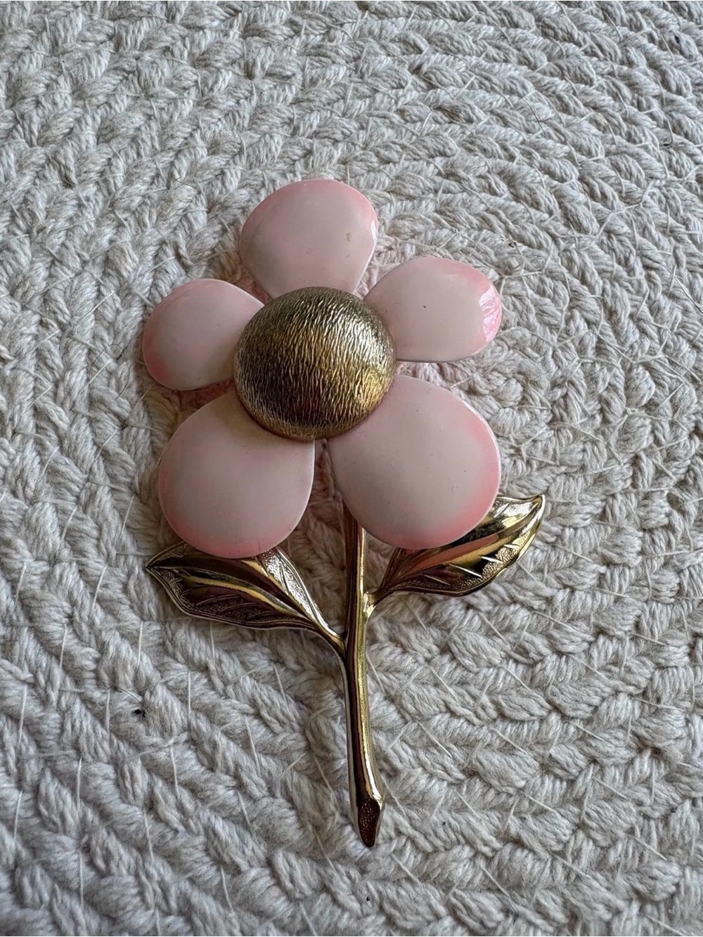 Darling Vintage 1968 pink flower floral Sara Coventry brooch pin